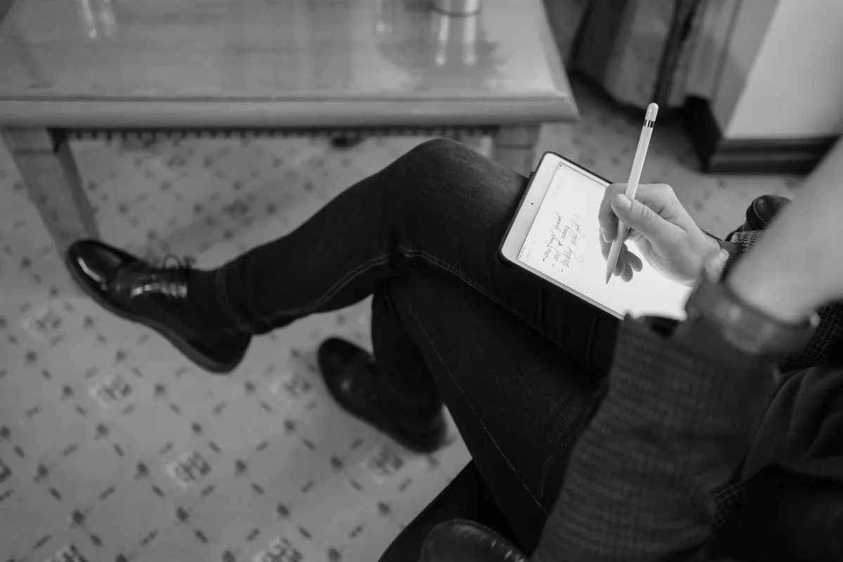 Paper vs Tablet for Note-Taking: A Realistic Comparison for Writers